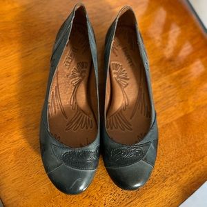 Born Paulette Embossed Leather Flats Size 8